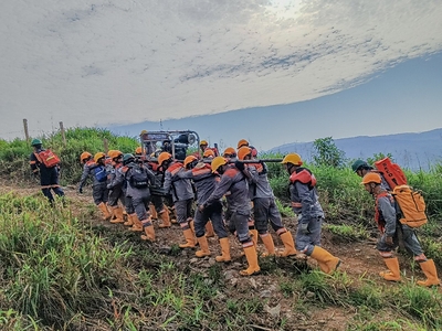 Figure 2 - Man-portable drill rig motor taken up the hill at the Mocoa project (CNW Group/Libero Copper & Gold Corporation)