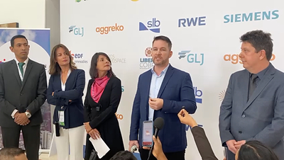 Photo 2 – Ian Harris, CEO and President, at the Colombia Green Energy Summit´s press conference together with, Irene Vélez Torres, Minister of Energy & Mines (third person from the left); Camilo Salsedo, Aggreko’s Business Development manager (person on the left); Ester Teijeiro, Colombia Green Energy Summit’s Regional Director (second person from the left), and Steve Freeman, SLB’s Head of Energy Transition (person on the right). (CNW Group/Libero Copper & Gold Corporation.)