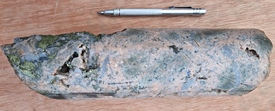 Photo 1: Assay interval returned 1.66% CuEq (1.31% Cu and 0.104% Mo) over 1.5m from 228.76m – 230.26m. Dacite porphyry breccia: strong potassic alteration (pink) overprinting earlier phyllic alteration, quartz with chalcopyrite, molybdenite veinlets, disseminated molybdenite (grey speck) and chalcopyrite. (CNW Group/Libero Copper & Gold Corporation.)