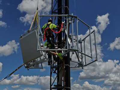 Technicians install the first two Gogo 5G antennas on a cell tower.