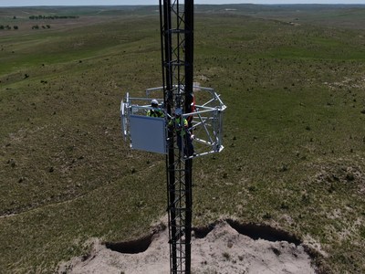 The first two Gogo 5G antennas being installed on a tower in the Midwest.