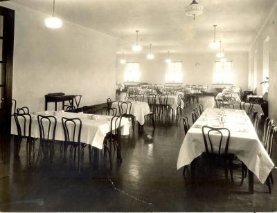 Manulife’s cafeteria 100 years ago where colleagues enjoyed meals served by waitstaff at tables adorned with white tablecloths. (CNW Group/Manulife Financial Corporation)
