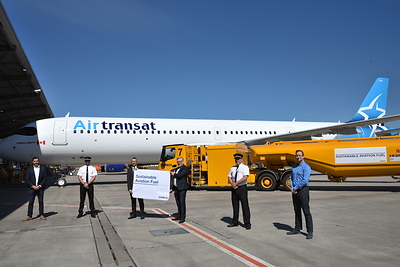 First delivery of an Airbus A321LR for Air Transat with sustainable aviation fuel (left to right): Damien Imbert, Head of Contracts Delivery, Airbus Hamburg; Capt. Manuel Chabot, Air Transat; Gunnar Gross, Project Leader Sustainable Air Fuel Airbus Hamburg; Jürgen Kuper, General Manager Air bp Continental Europe; Capt. Andrew Gordon, Air Transat; Ronny Stelter, Consultant Manager New Aircraft Acceptance and Delivery, AerCap (CNW Group/Transat A.T. Inc.)
