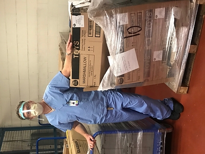 Dr. Aaron Glickman, Chief Radiologist at Michael Garron Hospital receives Spin Master face shields (CNW Group/Spin Master)