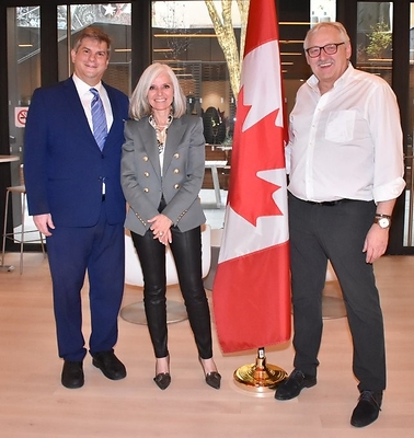 Sean Krakiwsky and Remy Schimpf are joined by Ms. Isabelle Hudon Ambassador of Canada to France, to acknowledge the increased technological and economic ties between SMEs of France and Canada. (CNW Group/Nanalysis Scientific Corp.)