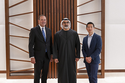 His Highness Sheikh Khaled bin Mohamed bin Zayed Al Nahyan, Crown Prince of Abu Dhabi (middle), Chuck Robbins, Chair and Chief Executive Officer of Cisco (left), and Peng Xiao, Group Chief Executive Officer of G42 (right).