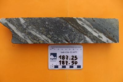 Fig.2: Close-up view of mineralized intervals of drill core; photo A: brecciated quartz vein, locally jigsaw texture, multiple vein generations, drusy quartz, disseminated sulphides, with minor carbonate gangue, Sacasipuedes vein, hole SMR-28-22-SCS, 172.05 -172.32 m depth; photo B: sulphide-rich interval of banded vein with multiple quartz vein generations, showing galena, sphalerite, chalcopyrite, probable split of Matacaballo vein, hole SMR-36-22-MTC, 187.25 – 187.50 m depth. (CNW Group/Silver Mountain Resources Inc.)