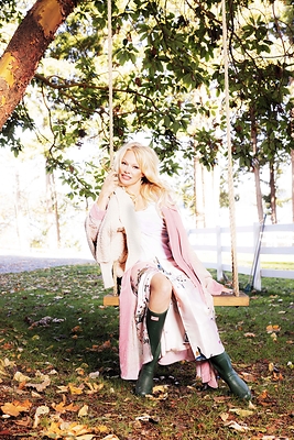(Pamela Anderson of Pamela’s Garden of Eden, Photo credit: Odette Sugerman Photography / HGTV Canada) (CNW Group/Corus Entertainment Inc.)