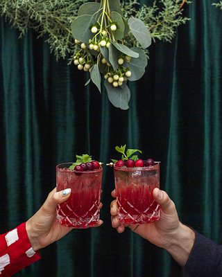 Make the Season Bright with the Corby Spirit and Wine Holiday Hosting Guide (CNW Group/Corby Spirit and Wine Communications)
