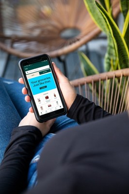 Customer places curbside pickup order using Voilà by Sobeys mobile app. (CNW Group/Sobeys Inc.)