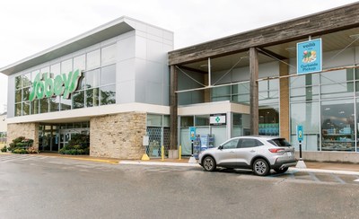 Customer parked in designated parking spot to pick up their Voilà by Sobeys Curbside Pickup grocery order. (CNW Group/Sobeys Inc.)