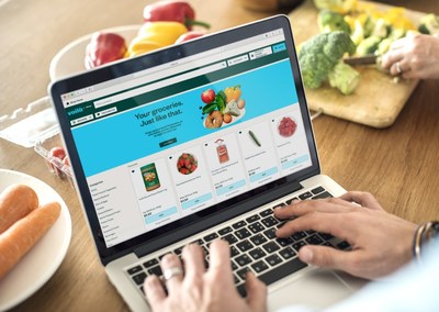 Customer places Sobeys curbside pickup order using Voilà.ca (CNW Group/Sobeys Inc.)