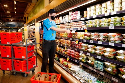Voilà by Sobeys teammate picks customers’ Sobeys curbside pickup order in New Glasgow, Nova Scotia. (CNW Group/Sobeys Inc.)