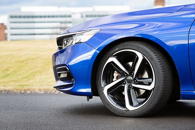 Features of the new Kelly® Edge® Sport include an improved tread compound and an asymmetric tread design to help enable enhanced wet handling and all-season handling. Sweeping circumferential grooves and contoured edges help enable improved traction, enhanced tread life and performance.