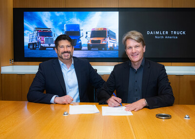 Founder of Innoviz, Omer Keilaf, and Hans-Christian Muenchmeyer, Director of Purchasing at Daimler Trucks North America, signing the agreement