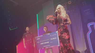 Left to Right Winnie Luk, Managing Director of Rainbow Railroad, Fernando Martinez, Absolut Vodka, and Scarlett Bobo at the 2019 Absolut Empires Ball Finale (CNW Group/Corby Spirit and Wine Communications)