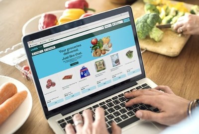 Customer orders groceries using Voila.ca (CNW Group/Empire Company Limited)