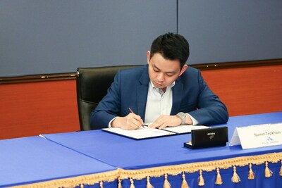 Khomson Khenyotha, Managing Director of Peak Energy Thailand, and Sumet Thepkhom, Director of Development from Peak Energy Thailand, signing the PPA agreement