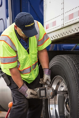 Goodyear Fleet HQ technician providing emergency roadside assistance for customer's fleet vehicle.