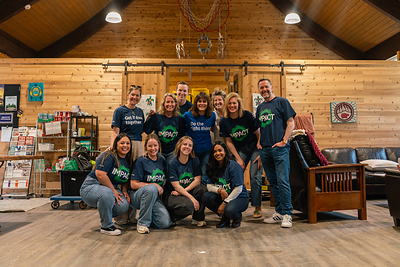 Pragashini Fox, Manulife's Chief People Officer, and colleagues volunteering at Anishnabeg Outreach in Kitchener, On. (CNW Group/Manulife Financial Corporation)