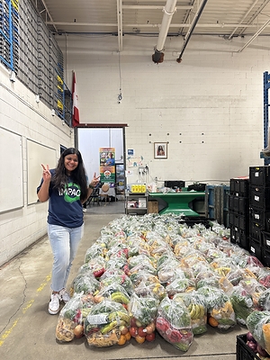 Colleague volunteering at a local food bank in Toronto. (CNW Group/Manulife Financial Corporation)