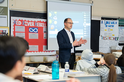 Manulife’s President and CEO Phil Witherington joins Toronto middle school students for a conversation about financial literacy. (CNW Group/Manulife Financial Corporation)