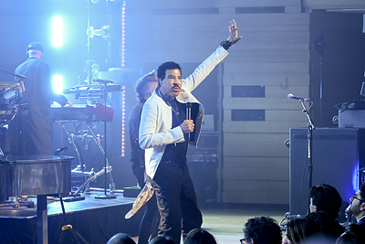 Lionel Richie performs at the TELUS Friendly Future Foundation's Together for Tomorrow Gala. (Photo courtesy of George Pimentel Photography) (CNW Group/TELUS Communications Inc.)