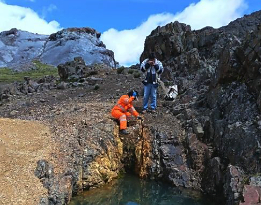 The figure above displays an outcrop of the Seguridad SE vein, showing distinctive yellow-brown colouration with iron-oxide-pigmented clays and pyrite relics. (CNW Group/Silver Mountain Resources Inc.)